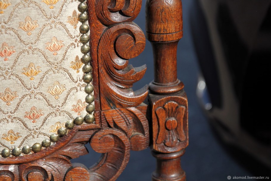 Резные стулья