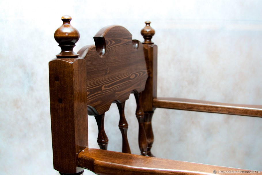 Резное кресло