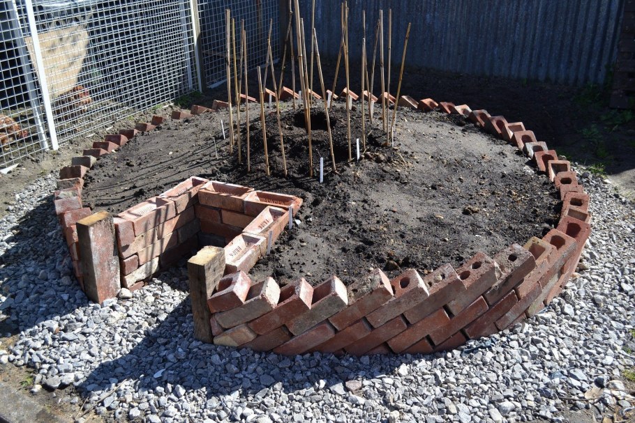 Ограждение для грядок из кирпича