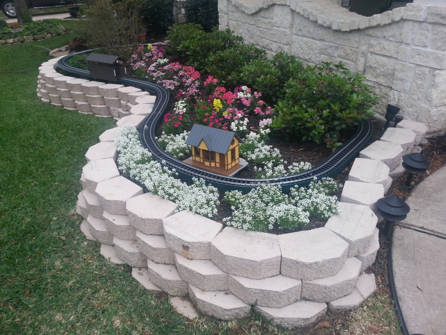 Угловые клумбы из камня