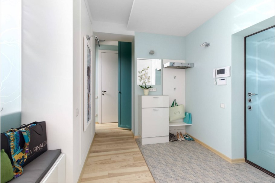 Голубые стены в прихожей