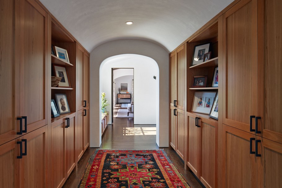 Большая просторная прихожая