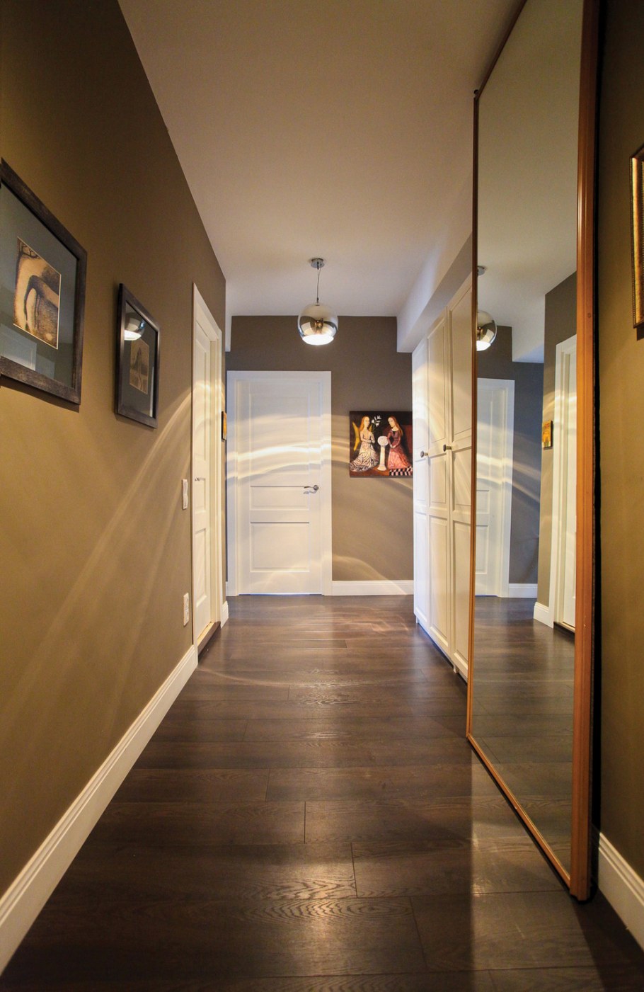 Светильники в узком коридоре