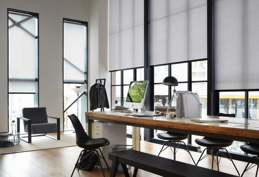 Рулонные шторы в интерьере офиса