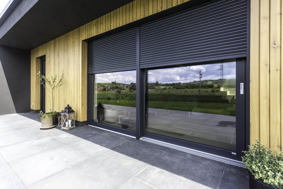 Светлый офис с большими окнами