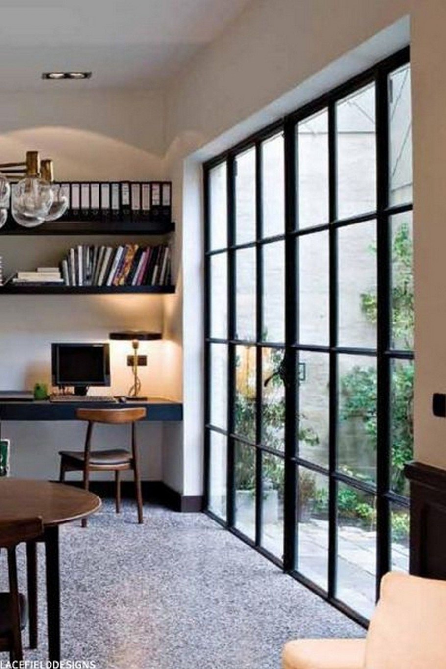 Большой дом со стеклянными окнами