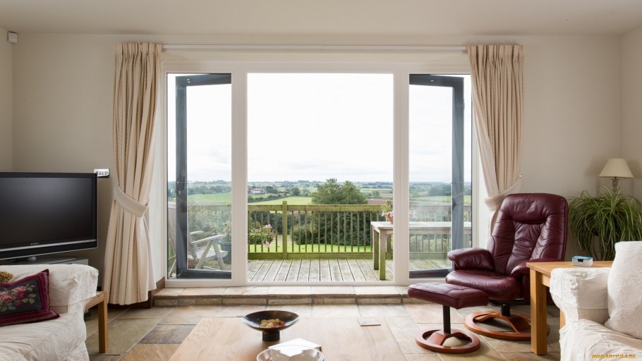 Кондиционер над диваном