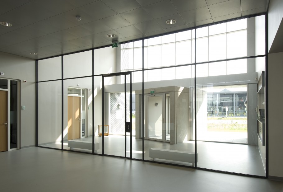 Металлические окна в интерьере