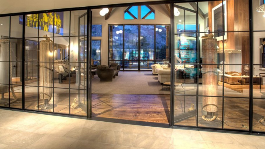 Кабинет в серых тонах с деревом