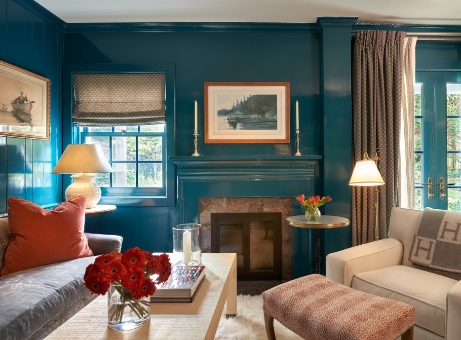 Гостиная с синим диваном