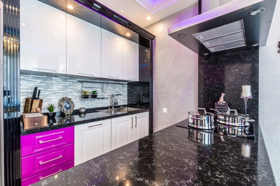 Кухня в сиреневых тонах