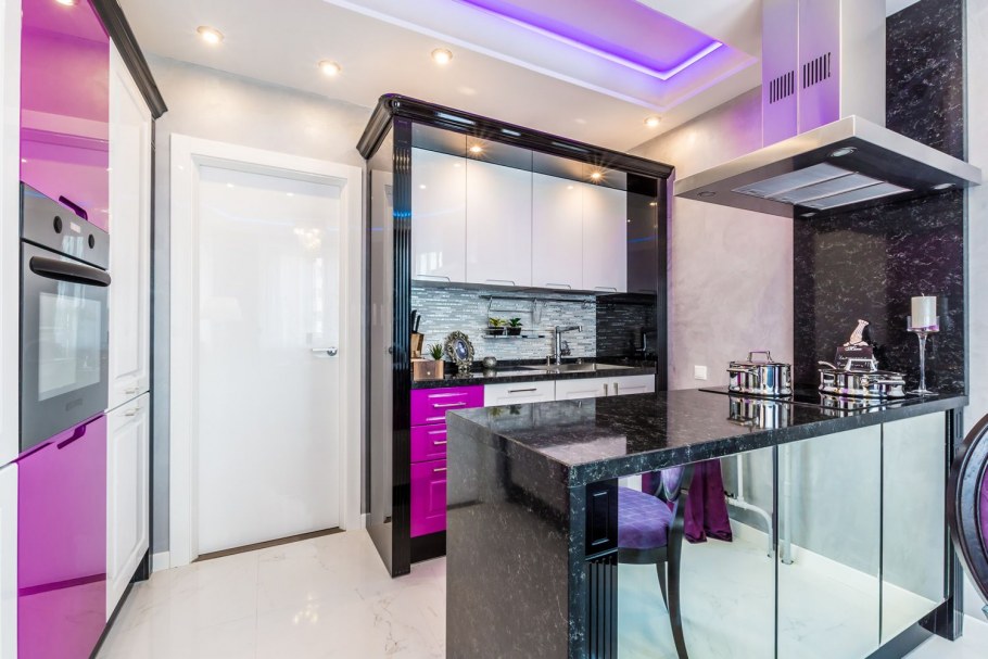 Кухня фиолетовая с голубым