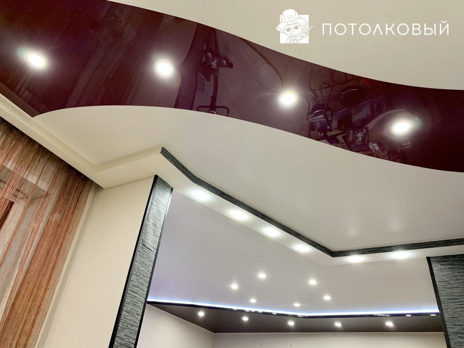 Натяжной потолок в комнате тканевой