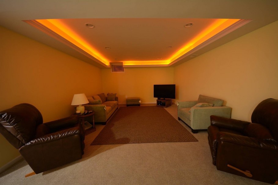 Оранжевая подсветка потолка