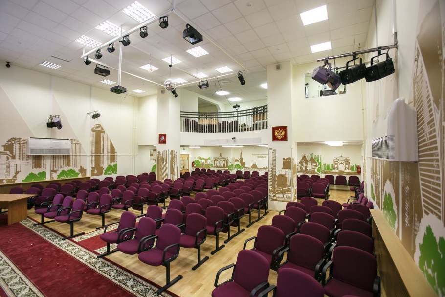 Красивый актовый зал в школе