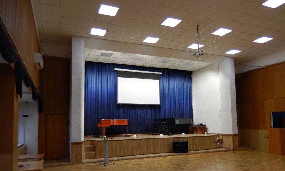 Освещение актового зала школы