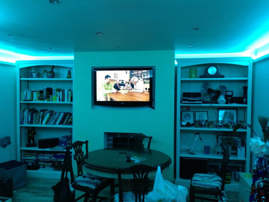 Разноцветное освещение в комнату