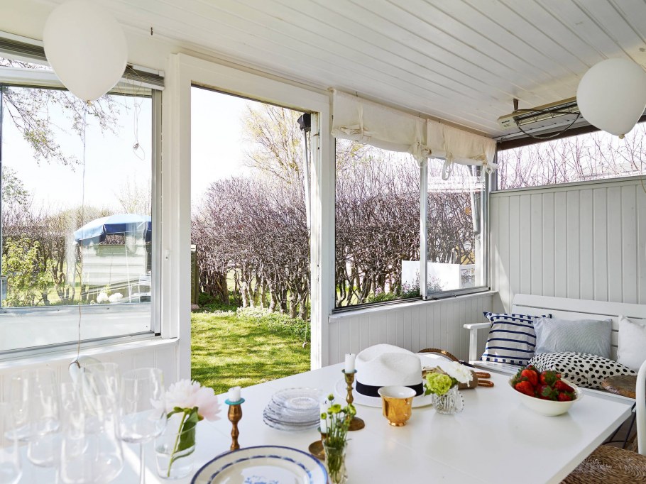 Терраса в белых тонах