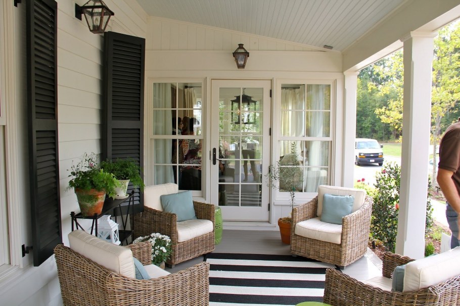 Белая деревянная веранда