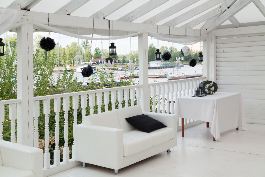 Веранда белого цвета