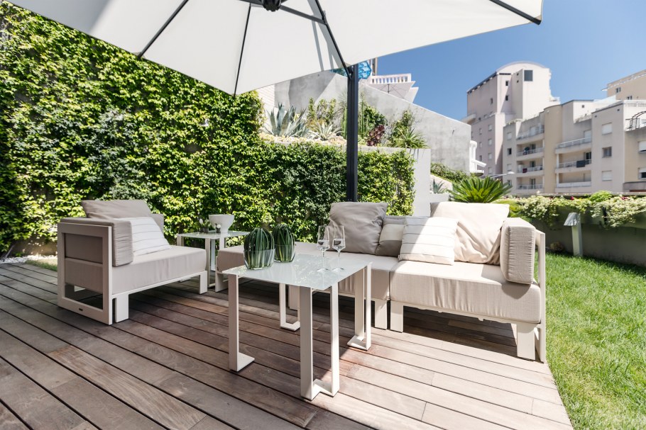 Дом с белой террасой