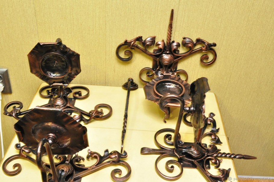 Подсвечник на стене в монастыре