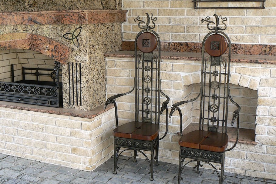 Кованая мебель в замковом стиле