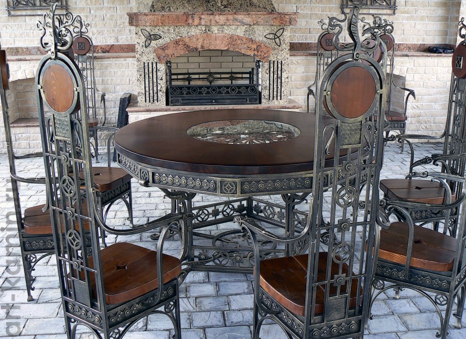 Столик и стулья из металла