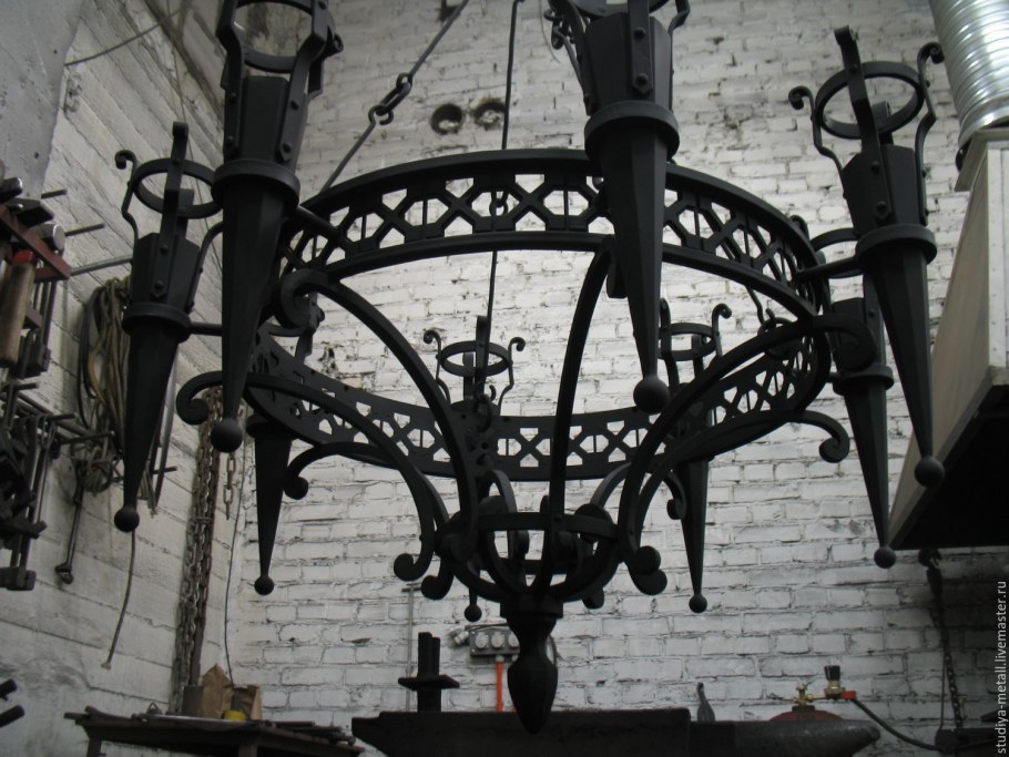 Средневековая люстра