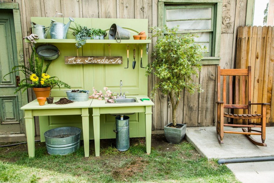 Столик на огороде