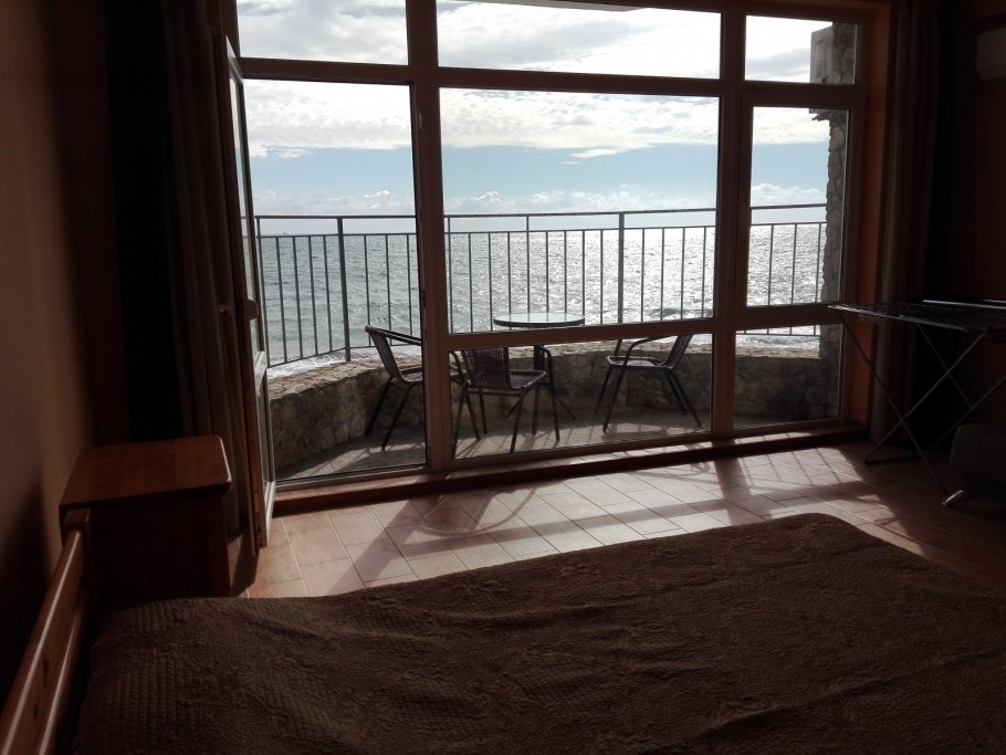 Эллинг на берегу моря