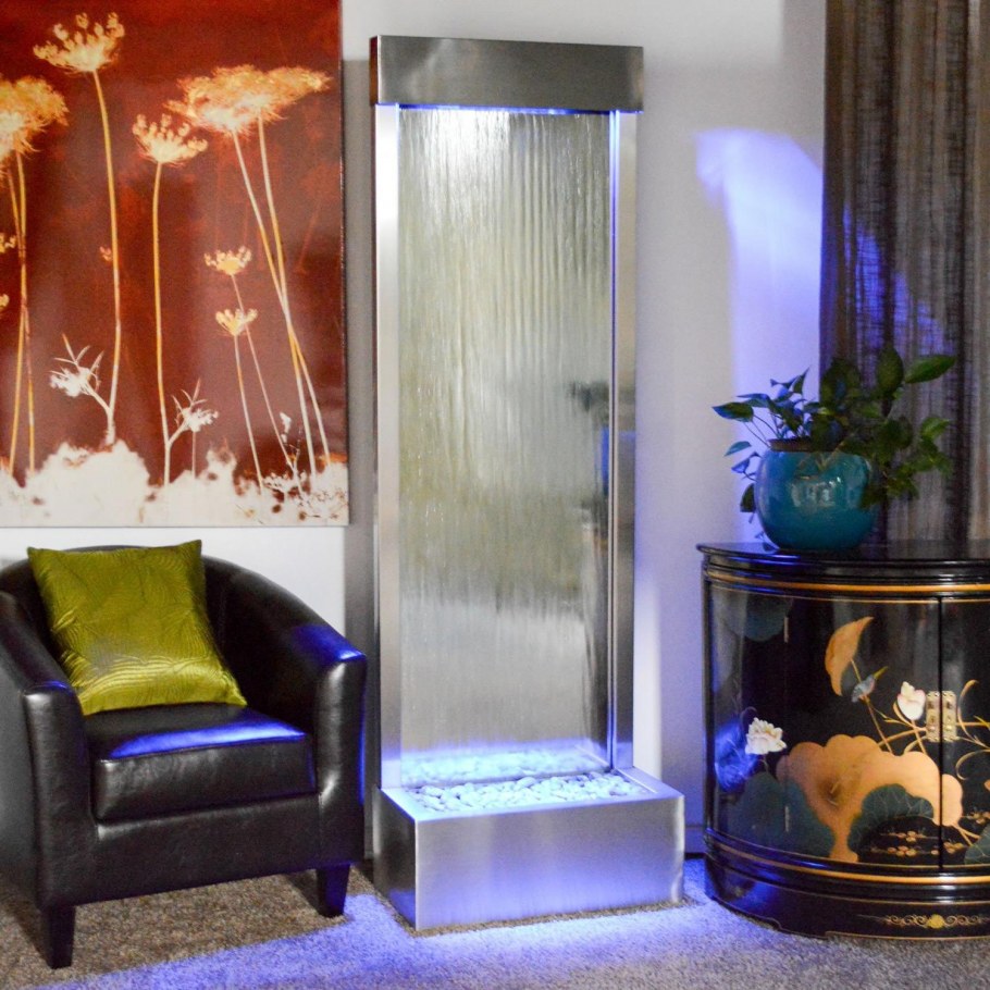 Фонтан водяная стена в саду