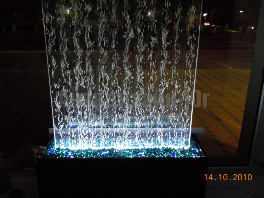 Искусственные водопады по стеклу