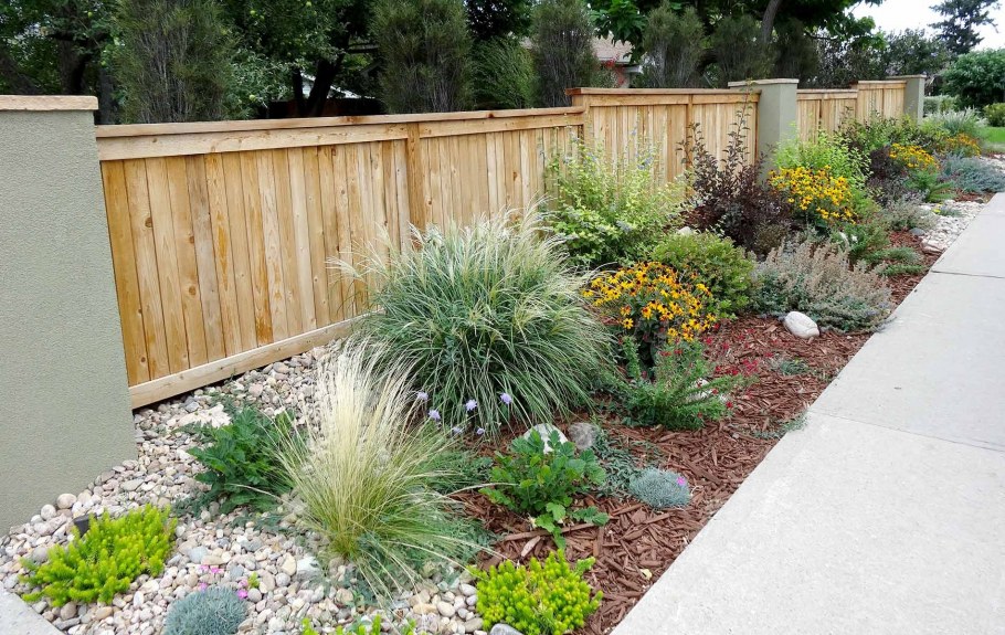 Насыпная клумба вдоль забора