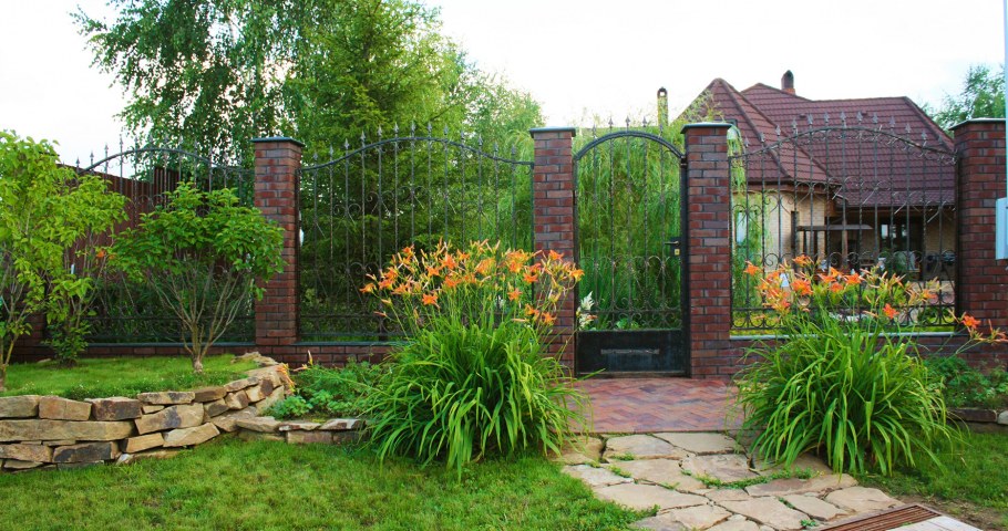 Ландшафт у забора на даче