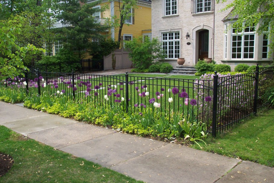 Палисадник перед забором Англия