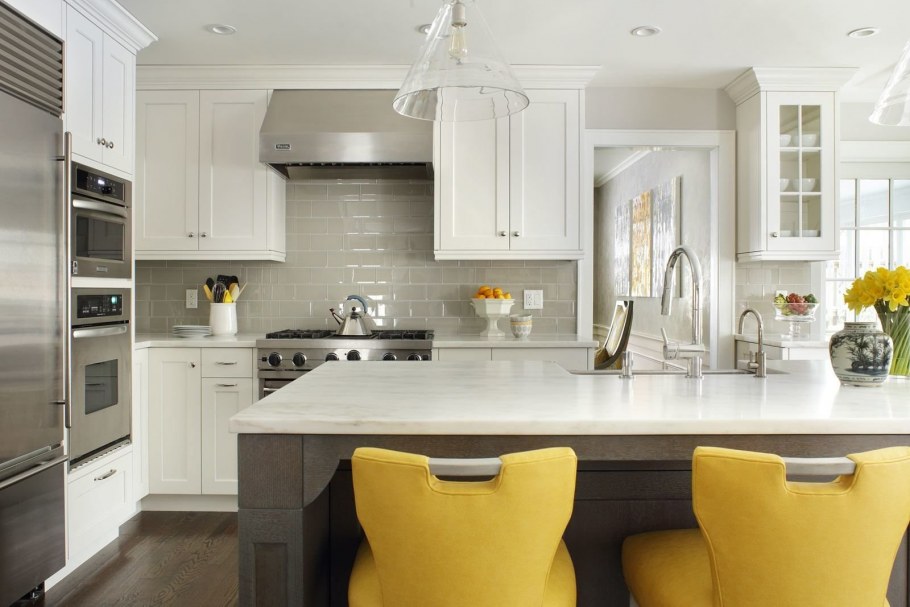 Кухня в серых тонах с желтыми акцентами