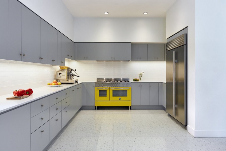 Серо-желтая кухня в интерьере