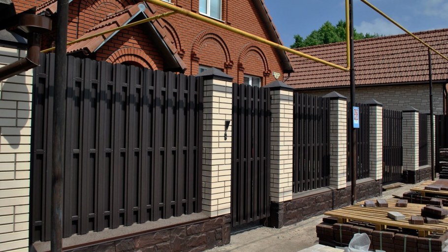 Забор на садовом участке