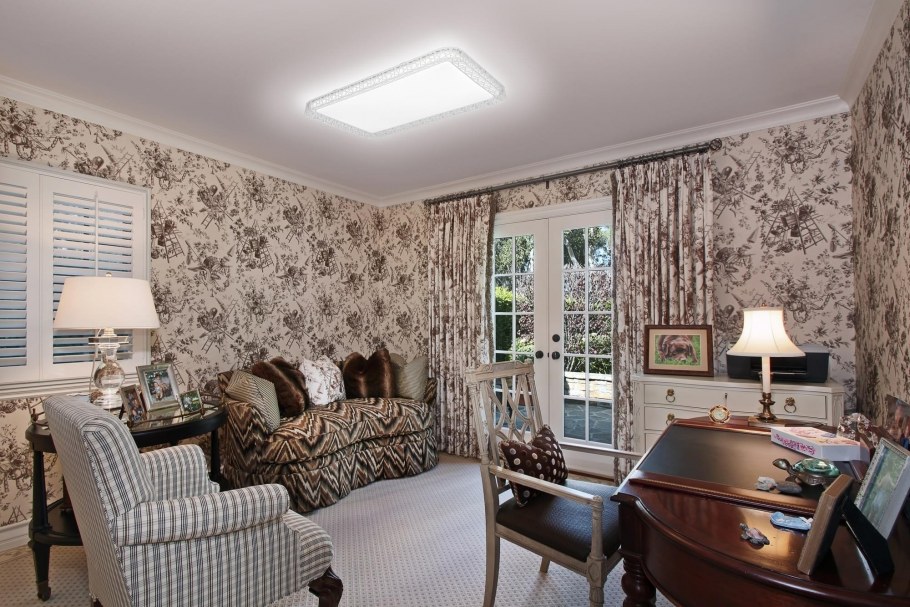 Зал в хрущевке бежевый