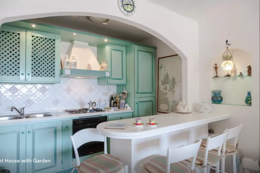 Бирюзовая кухня в средиземноморском стиле