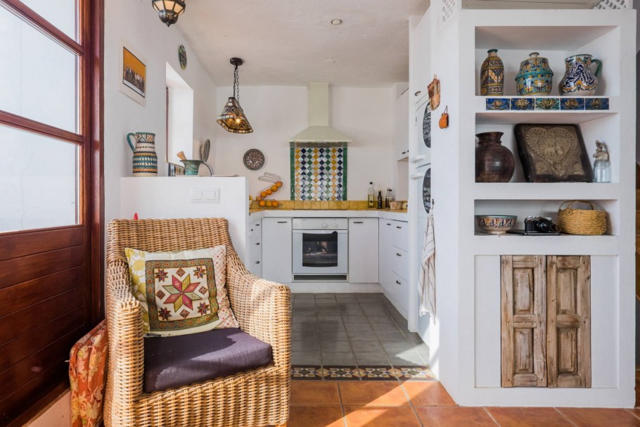 Маленькая кухня-гостиная средиземноморском стиле