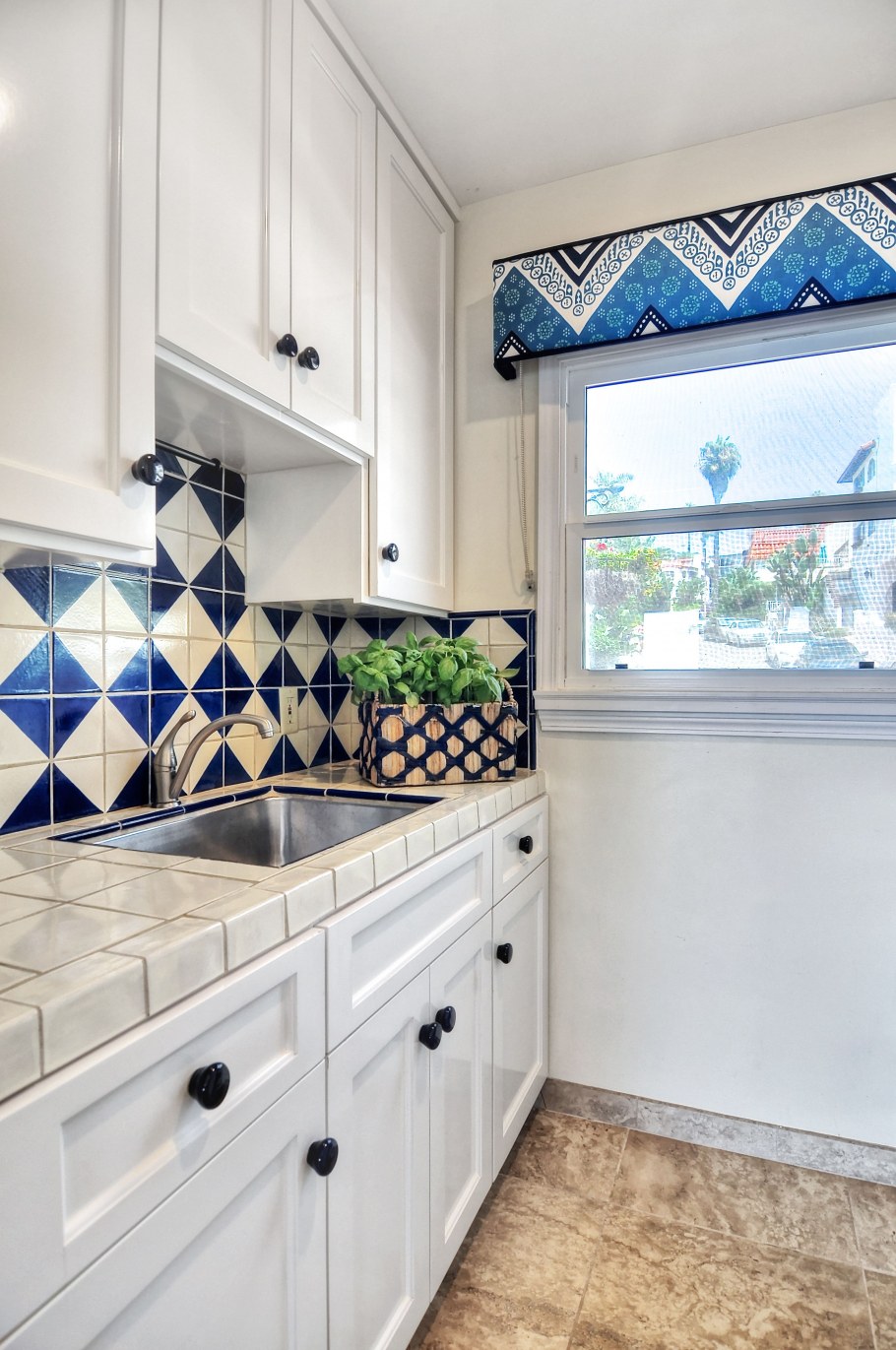 Белая кухня в средиземноморском стиле