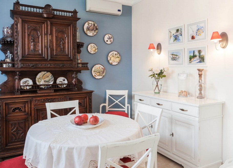 Полки в интерьере кухни