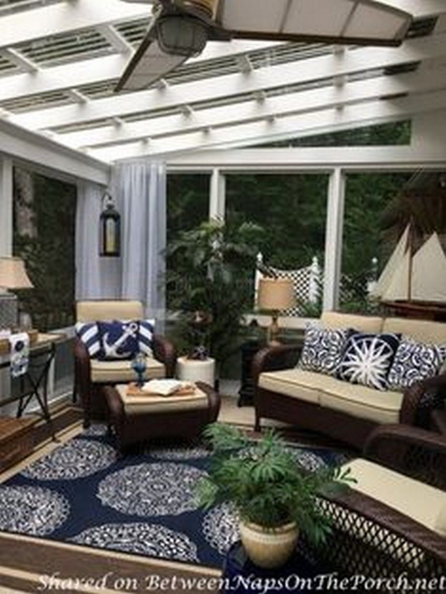 Терраса в частном доме с видом на море в классическом стиле