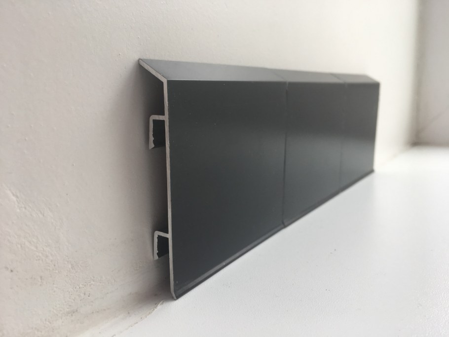 Плинтус алюминиевый на клипсах черный матовый 70х11х3000 мм