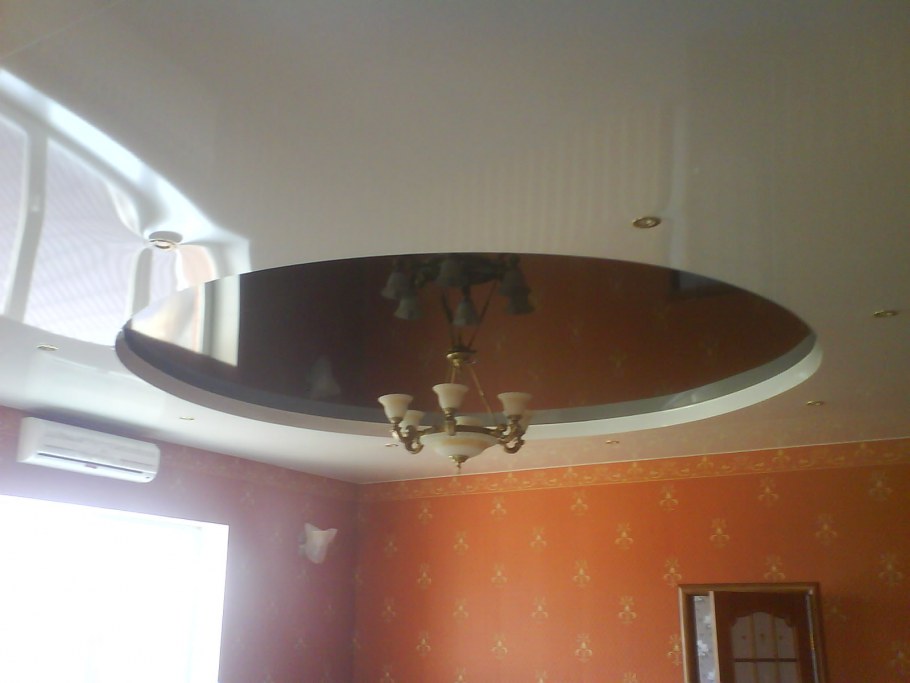 Двухуровневые потолки с кругом возле люстра