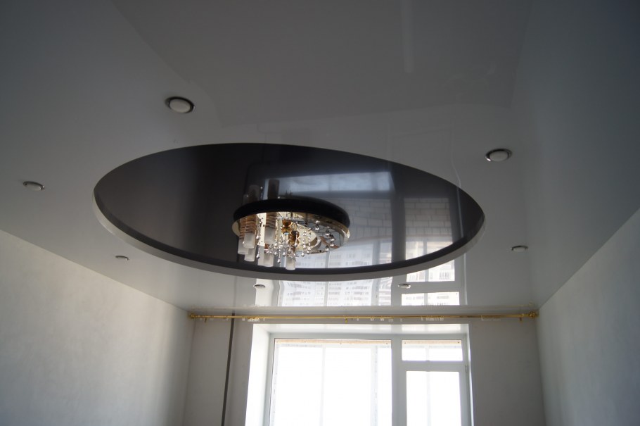 Натяжной двухуровневый потолок с круглой люстрой