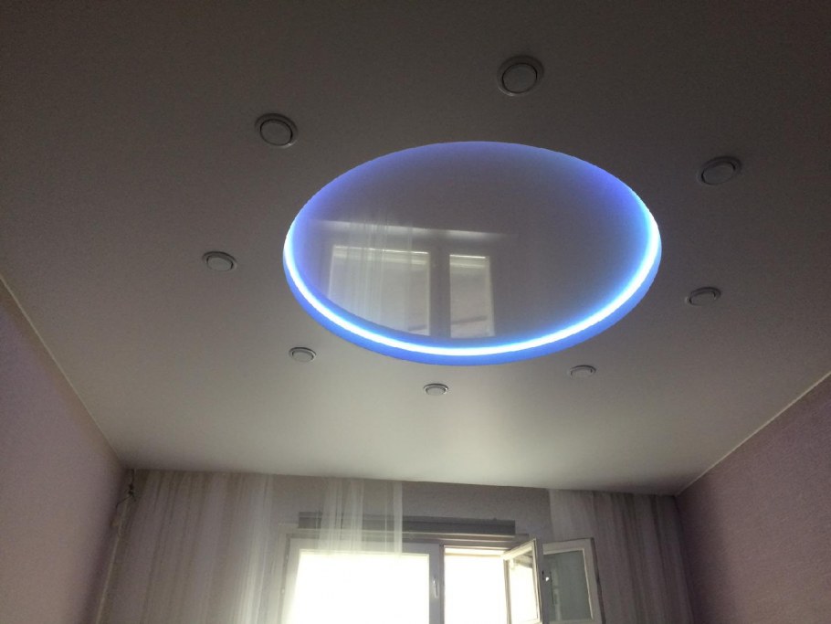 Многоуровневые натяжные потолки с подсветкой