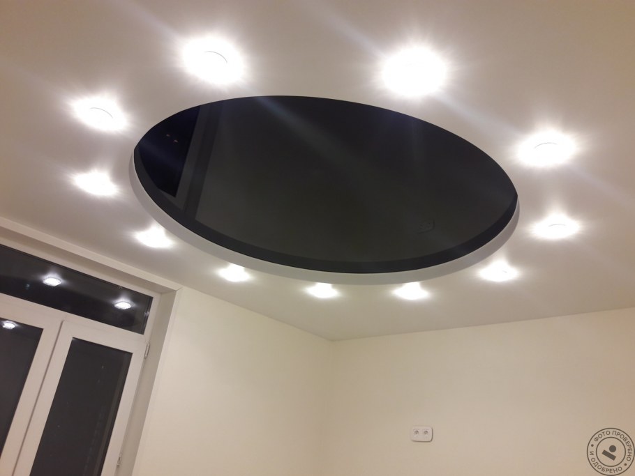 Двухуровневый потолок с люстрой